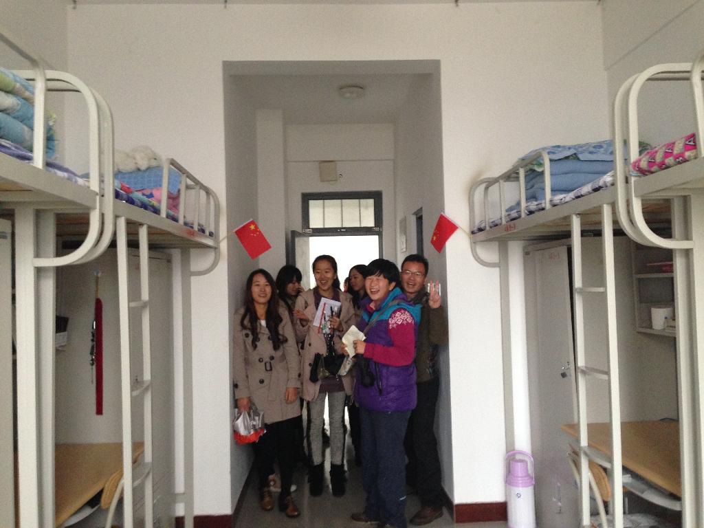 公司“温馨宿舍建设月”评委组参观检查宿舍